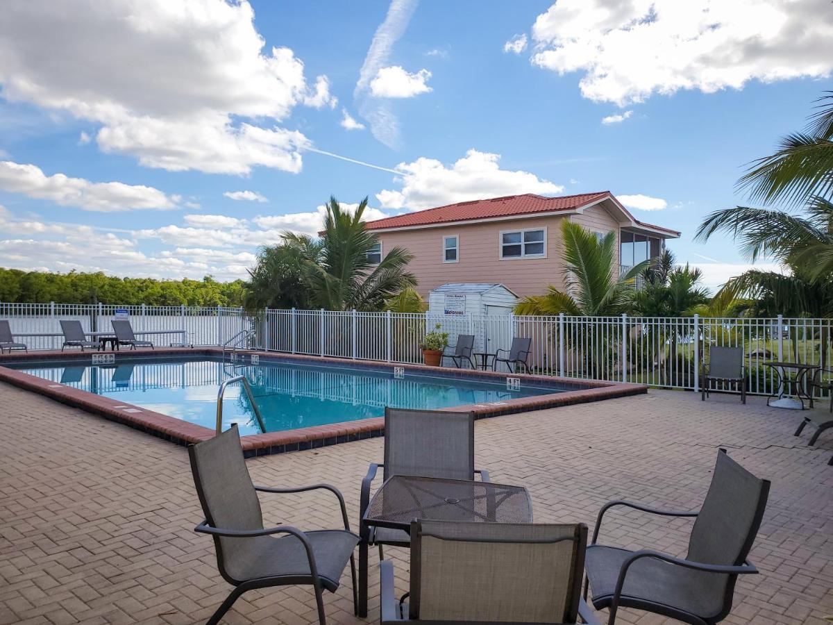 Captain'S Table Hotel By Everglades Adventures Экстерьер фото