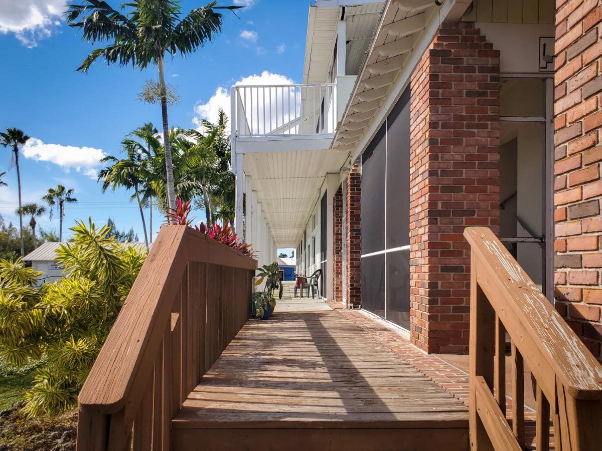 Captain'S Table Hotel By Everglades Adventures Экстерьер фото