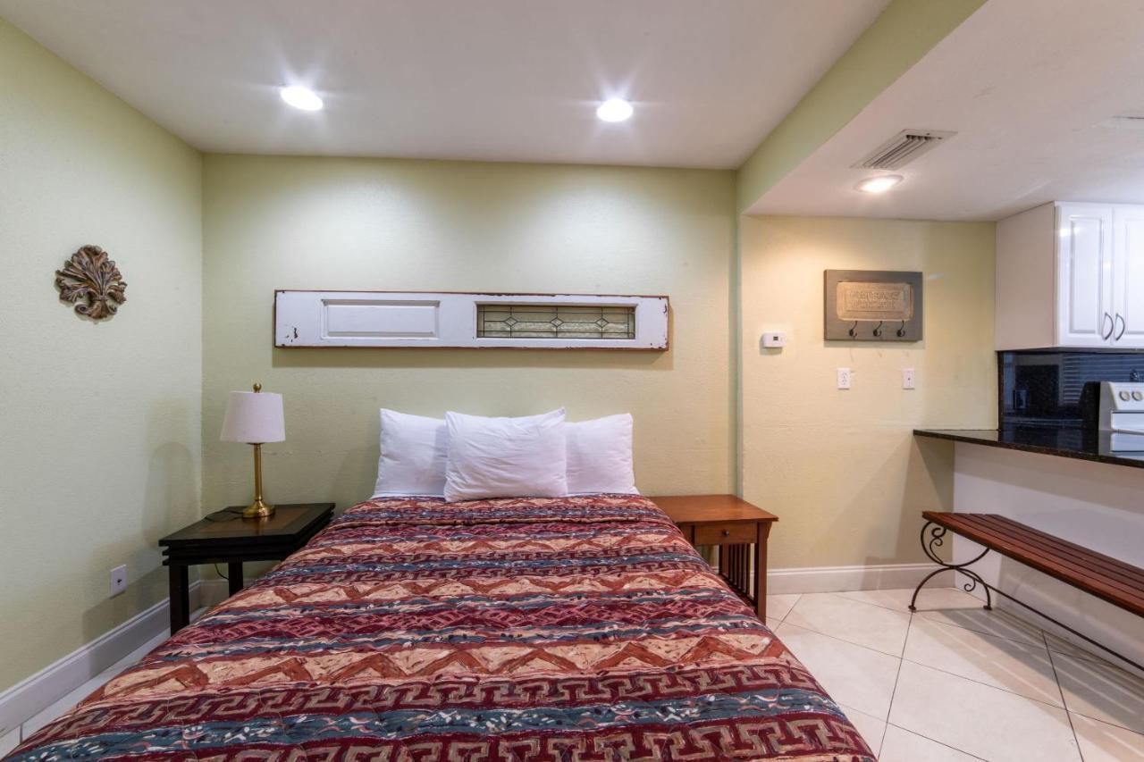 Captain'S Table Hotel By Everglades Adventures Экстерьер фото